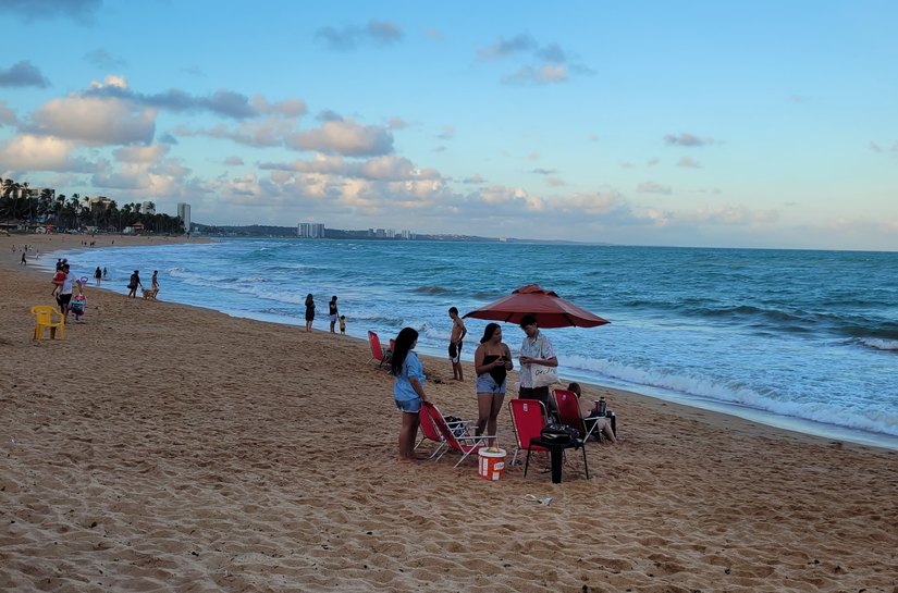 Jovem aproveita cenário paradisíaco de Maceió para encontros amorosos