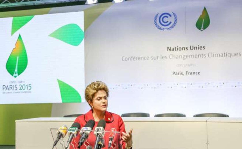 Obama felicita Dilma Rousseff por liderança em acordo da COP21