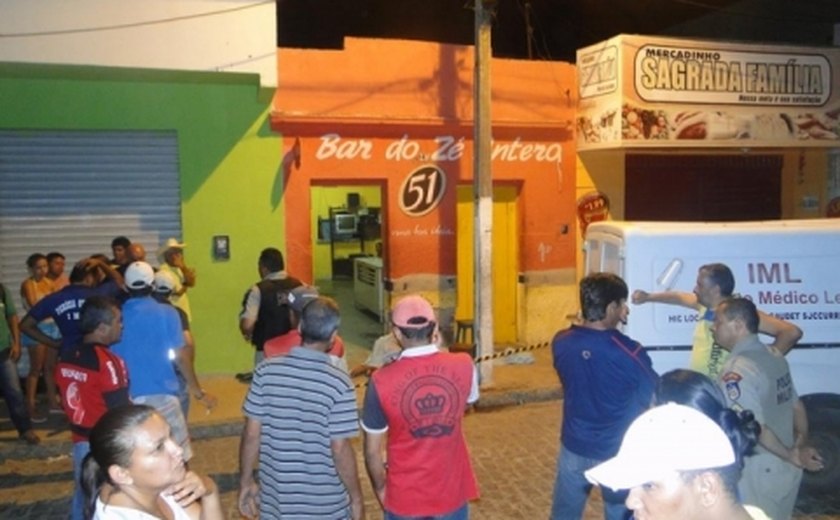 Três homens são assassinados em frente a um bar em Major Isidoro