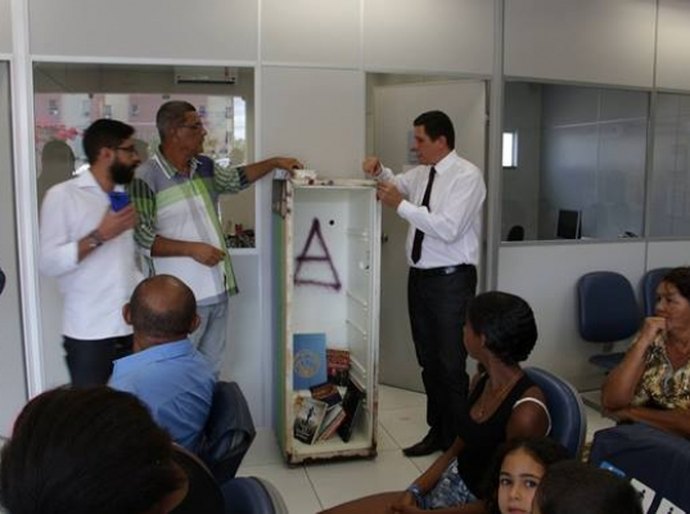 Geladeira Cultural aproxima população do Jacintinho da leitura