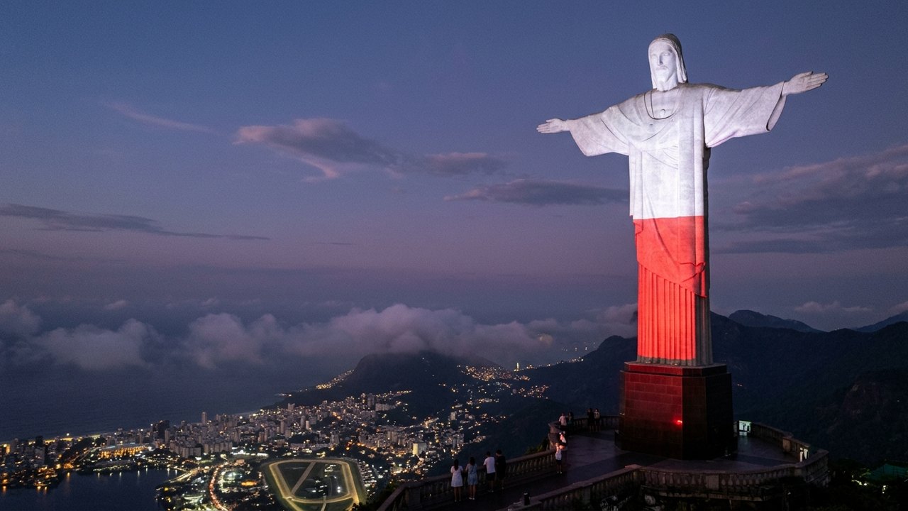 Cristo Redentor é iluminado com cores da Polônia em tributo ao Dia da Constituição