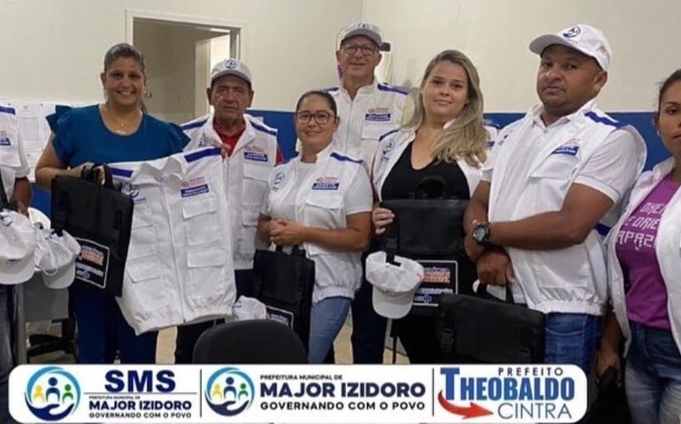 Prefeitura de Major Izidoro entrega fardamento e bolsas aos agentes de endemias e de saúde