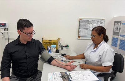 Sabe quando a pressão sobe assim que você chega ao consultório? Entenda o que é a Síndrome do Jaleco Branco