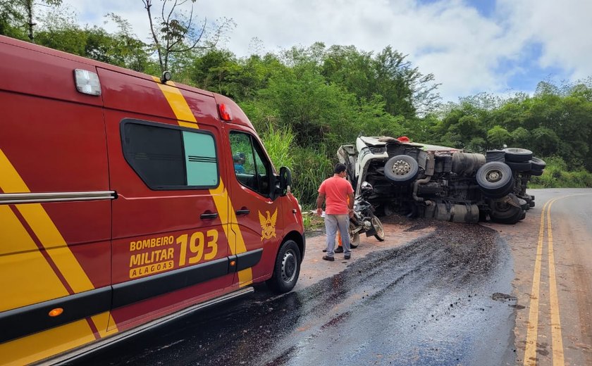 Caminhão capota e motorista do veículo morre no Benedito Bentes