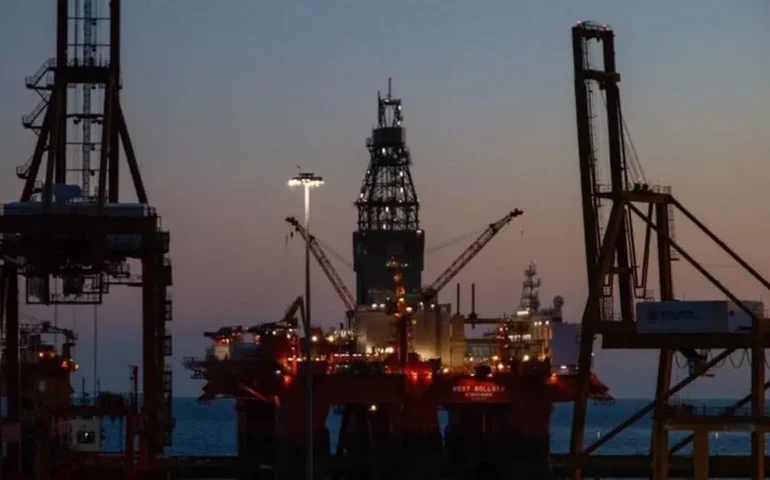 Petróleo fecha em alta e Brent acumula avanço semanal de cerca de 9%