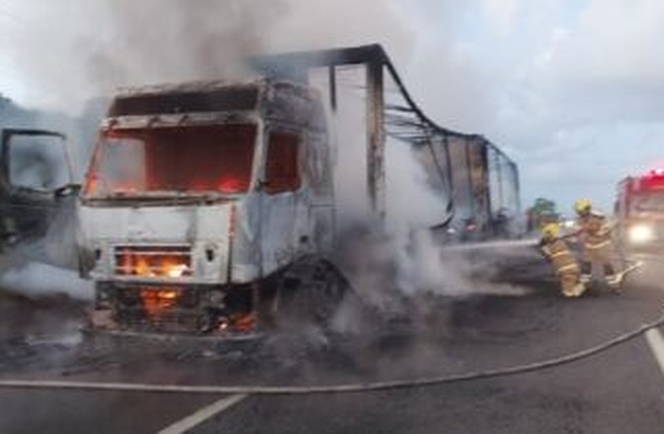 carreta-fica-destruida-apos-pegar-fogo-em-estancia-foto-cbmse06062024-357x210