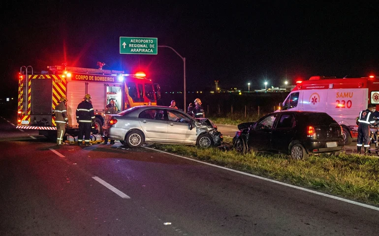 Colisão entre dois carros deixa uma pessoa ferida nas imediações do Aeroporto Regional de Arapiraca