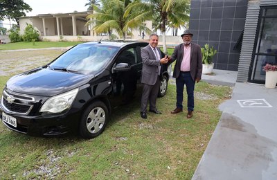 PGJ Márcio Roberto doa veículo para a Associação do Ministério Público de Alagoas