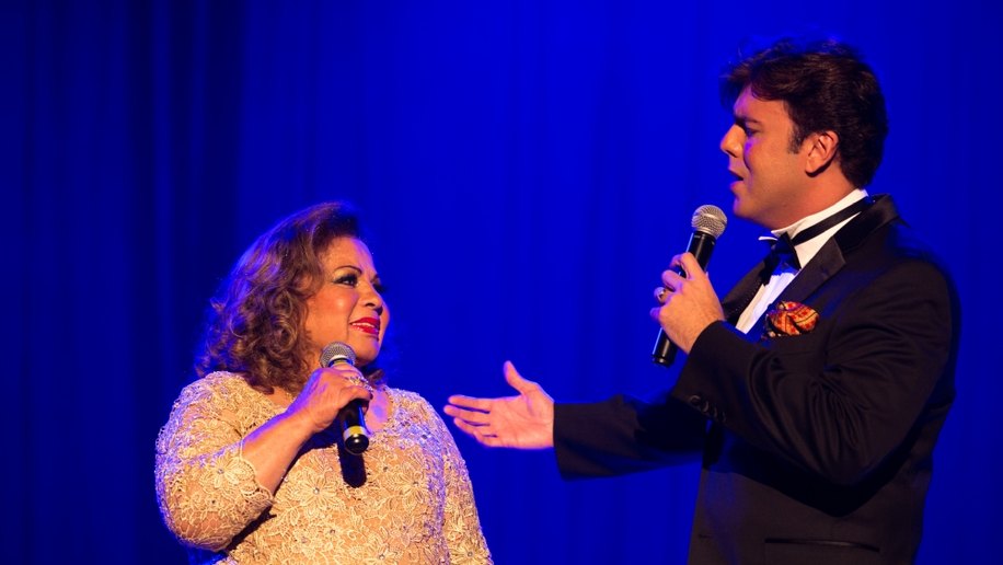 Ângela Maria faz dueto com jovem cantor em Maceió