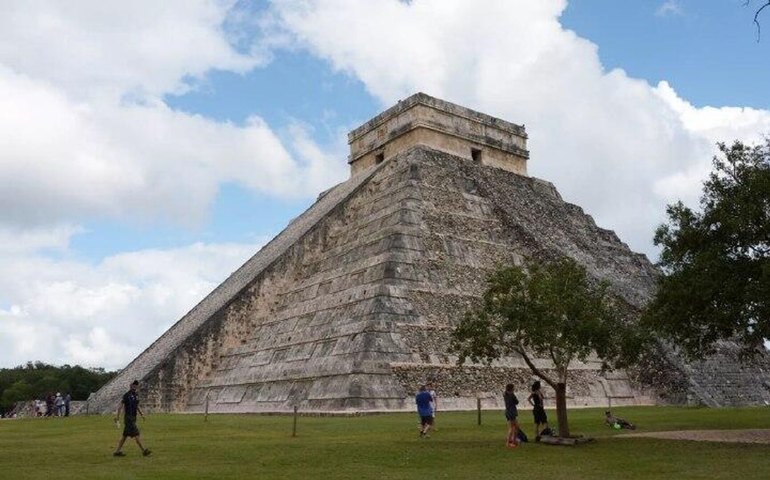 Tumba zapoteca de 1.400 anos é descoberta em condições excepcionais no México