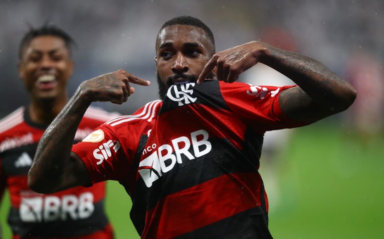 Corinthians joga mal, conta com pênalti para empatar com Flamengo e continua perto da degola