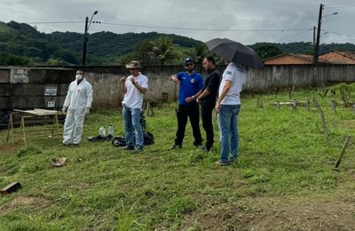 IML de Maceió exuma corpos para liberação de vagas em cemitério da capital