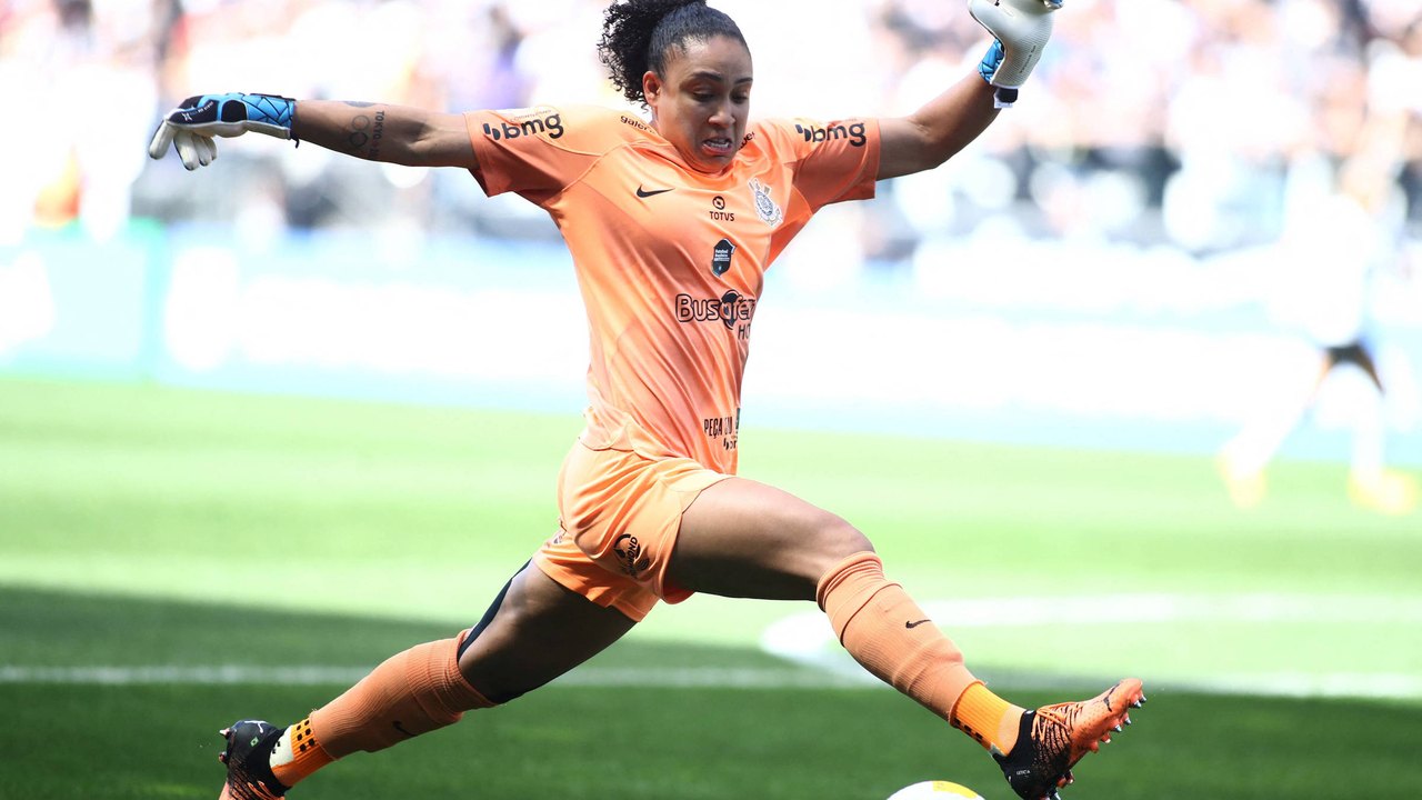 Goleira Lelê sofre grave lesão no joelho e desfalca seleção brasileira em Paris-2024