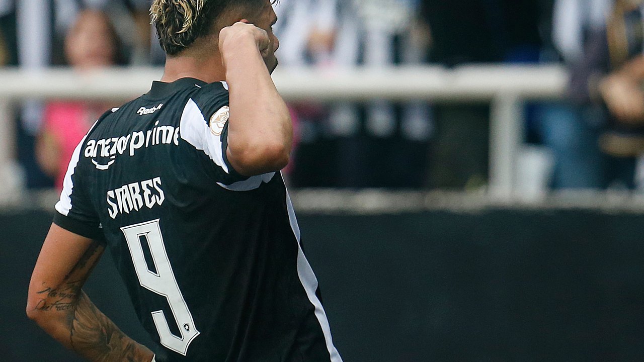 Ídolo do Botafogo, Loco Abreu é demitido do César Vallejo após ficar seis jogos sem vencer