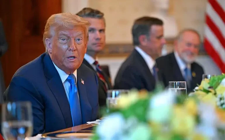 Trump confirma envio de armas à Ucrânia e critica Putin