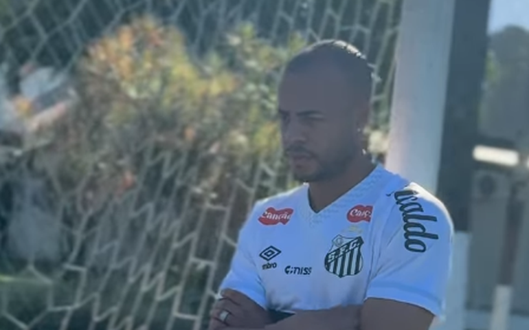 Mayke é apresentado no Santos e diz estar pronto para entrar em campo: 'Ajudar com experiência'