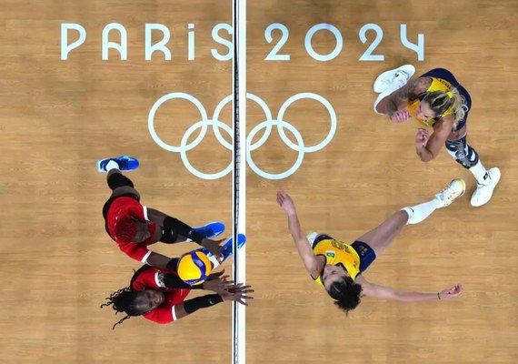 Vôlei feminino estreia com vitória tranquila em Paris
