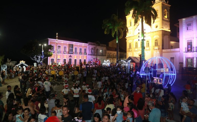 Penedo Luz 2022 tem Papai Noel, decoração natalina, shows e Festival de Coros
