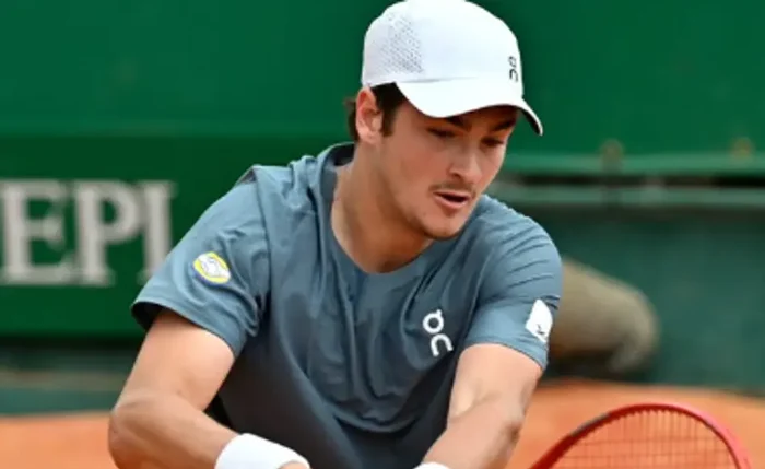 João Fonseca durante partida contra Jakub Mensik pelas quartas de final de Roland Garros