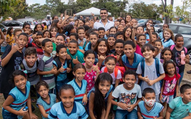 Prefeito JHC autoriza construção de ginásios poliesportivos para beneficiar alunos no Tabuleiro e Clima Bom