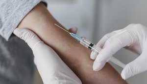 doctor-giving-little-patient-a-vaccine.jpg / Foto: Reprodução/Google