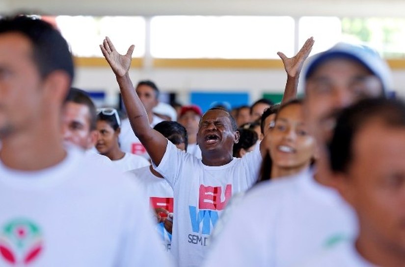 Renan Filho conhece histórias de vidas renovadas pela Rede Acolhe