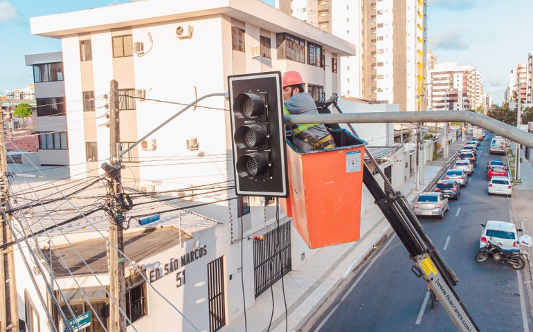SMTT vai instalar semáforos inteligentes no principal corredor de transporte da capital