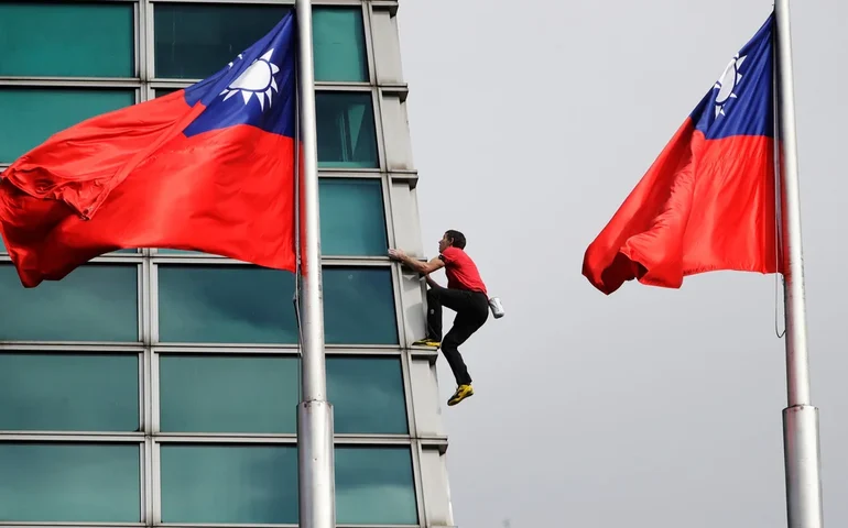 Alpinista americano Alex Honnold atinge o topo do arranha-céu Taipei 101 sem cordas