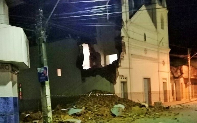 Defesa Civil vai demolir escombros da torre de igreja que desabou em Atalaia, AL