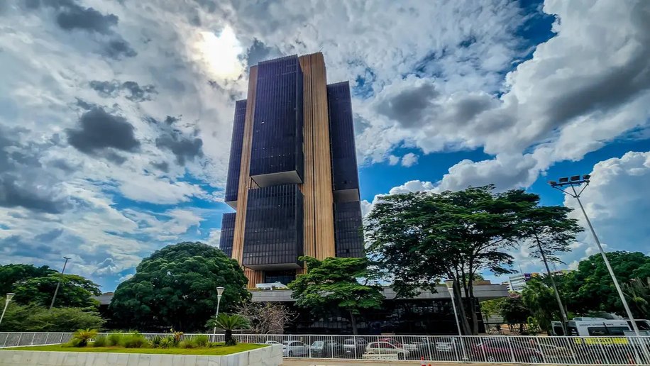 Juros pressionam a dívida mais que gastos públicos, dizem economistas