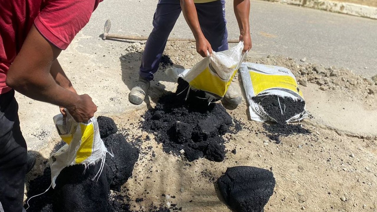 Prefeitura de Branquinha adquire asfalto frio e intensifica operação tapa buracos