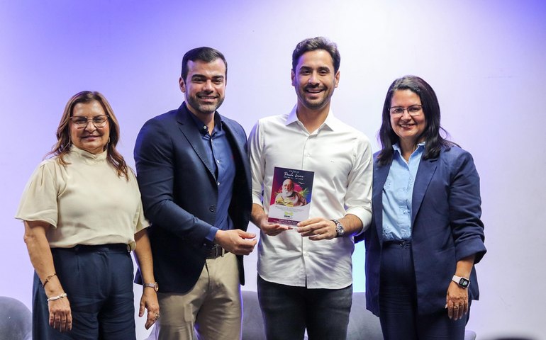 Prefeito de Santana do Mundaú é homenageado no Fórum Estadual da UNDIME