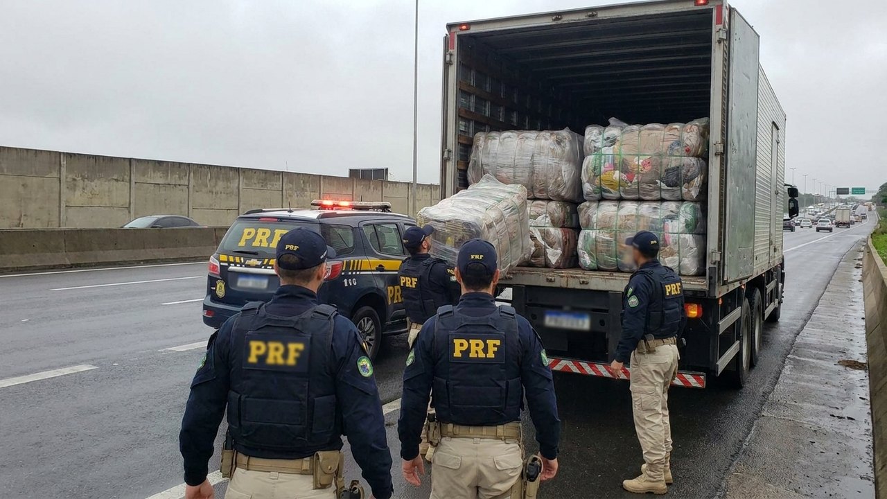 PRF apreende cerca de duas toneladas de maconha em caminhão na Dutra
