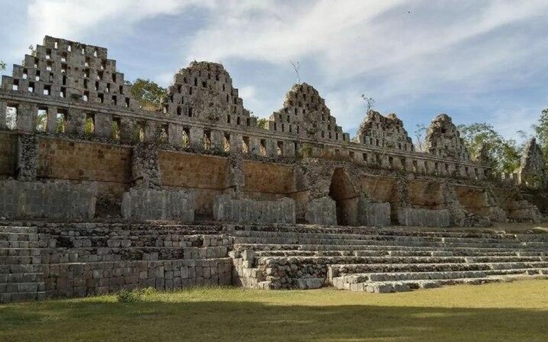 Desenterrada escultura maia de 'senhor ancião' no Iucatã