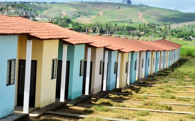 Governo entrega casas e vistoria obra de rodovia na Região Norte