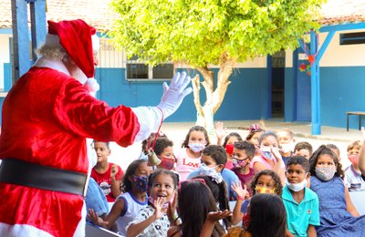 Crianças recebem presentes das mãos do Papai Noel em escola da rede municipal
