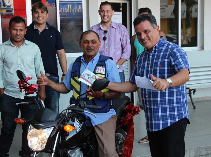 Prefeitura de União entrega moto sorteada na campanha do IPTU