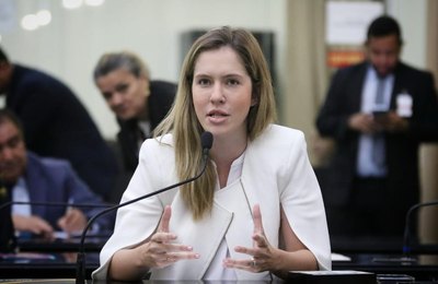 Projeto de Lei de Cibele Moura cria monitoramento pós-parto na rede pública de Alagoas