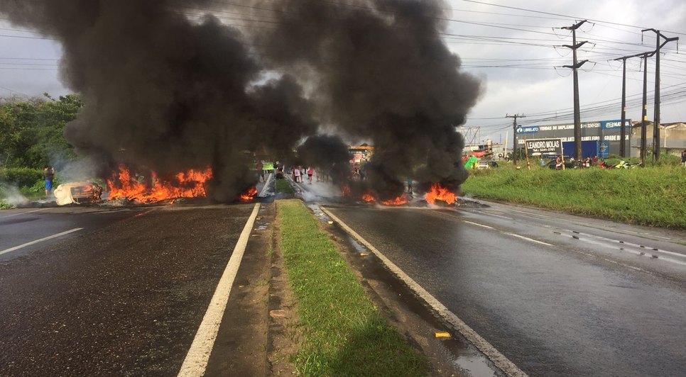 Manifestantes bloqueiam trecho da BR-101 em Nossa Senhora do Socorro / Foto: Foto: Aline Aragão/TV Atalaia