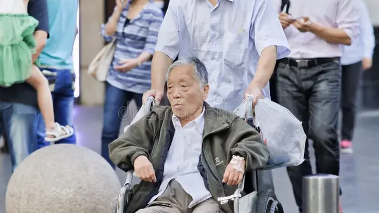 Cadeira para subir escadas, braço robótico e chip na comida: na China, idosos usam tecnologia para atividades do dia a dia 