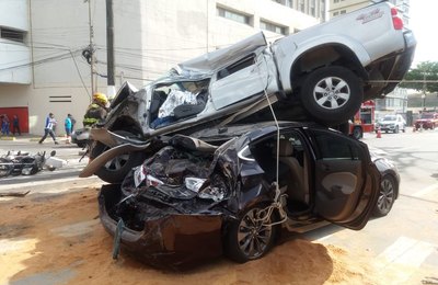 Acidente na orla de Maceió, envolvendo quatro carros e duas motos, deixa um morto e feridos