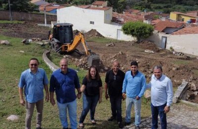 Prefeitura de Santana inicia construção da Praça São José