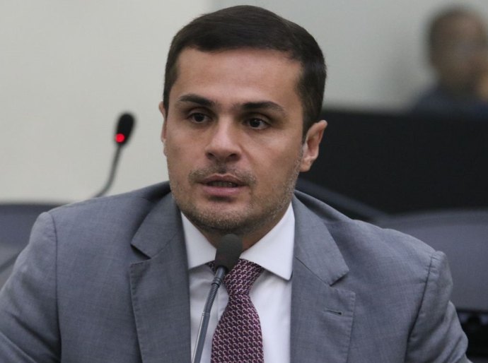 Alexandre Ayres solicita aplicação de pavimentação asfáltica no acesso ao povoado Santa Efigênia