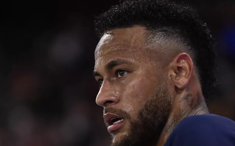 Neymar passa por cirurgia no Catar com médico da seleção: ‘Tudo correu bem’