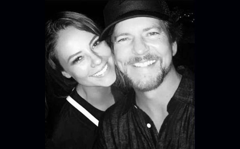 Paolla Oliveira tieta o vocalista do Pearl Jam