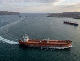 Superpetroleiros mudam de rota no estreito de Ormuz após negociações entre EUA e Irã