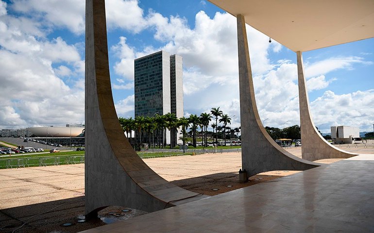 Congresso aprova crédito extra para Bolsa Família, INSS e novas contratações no MEC