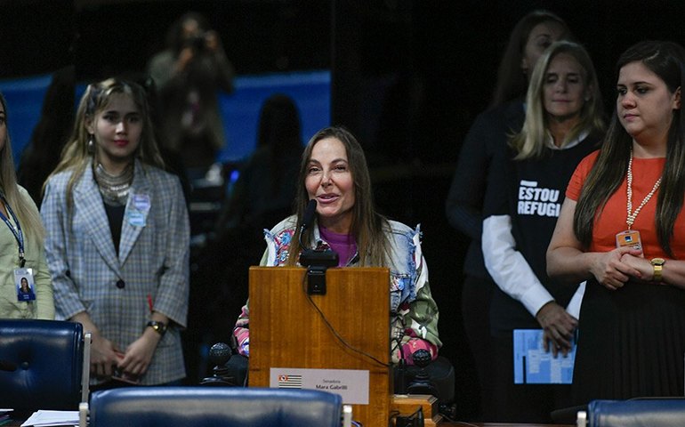 Mara celebra aprovação de texto sobre estoques de remédios do SUS