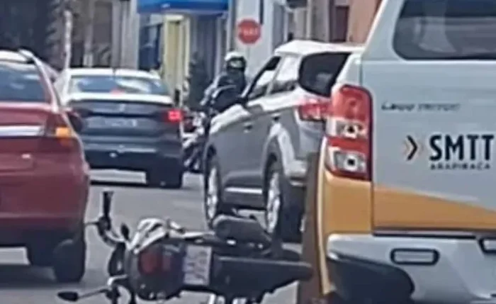 Motorista do carro estava saindo de uma vaga de estacionamento quando acabou colidindo com a motocicleta