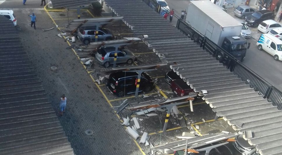 carro destroi garagem em condomínio